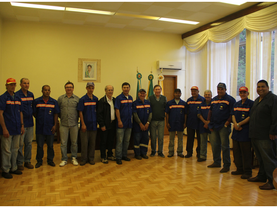 EXECUTIVO ENTREGA KITS A FUNCIONÁRIOS DA SECRETARIA DE OBRAS